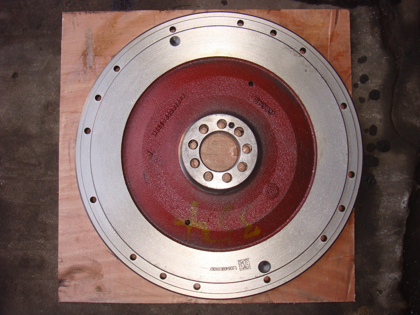 Part number and QR code marking on a flywheel rim