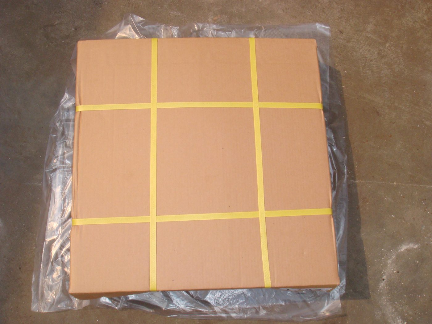 Export packing for small and mid-size castings: inner carton, outer stretch film, PP strapping in a cross pattern, on a wooden pallet