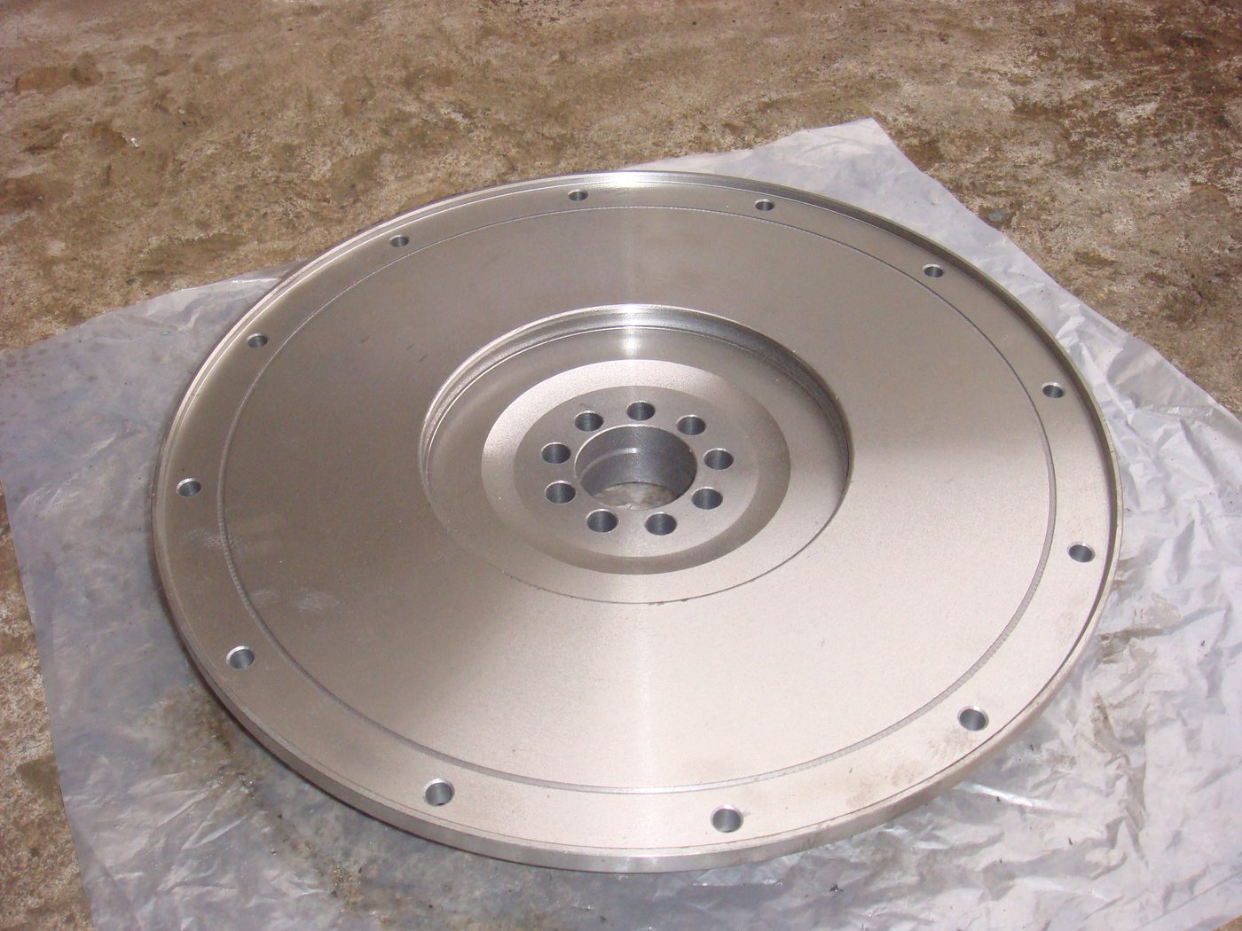 Weichai flywheel crankshaft interface, centre holes for crank bolts, outer ring for signal holes